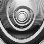 Foto en blanco y negro de escaleras circulares