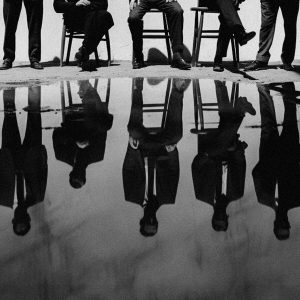 Retrato en blanco y negro de tres personas sentadas y dos de pie