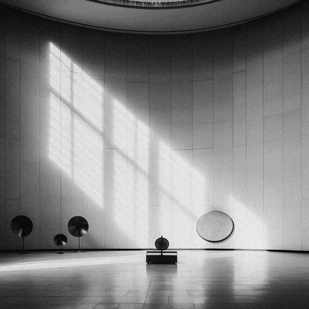 Imagen en blanco y negro de la luz de la ventana que se refleja en la pared