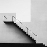 Foto en blanco y negro de escaleras