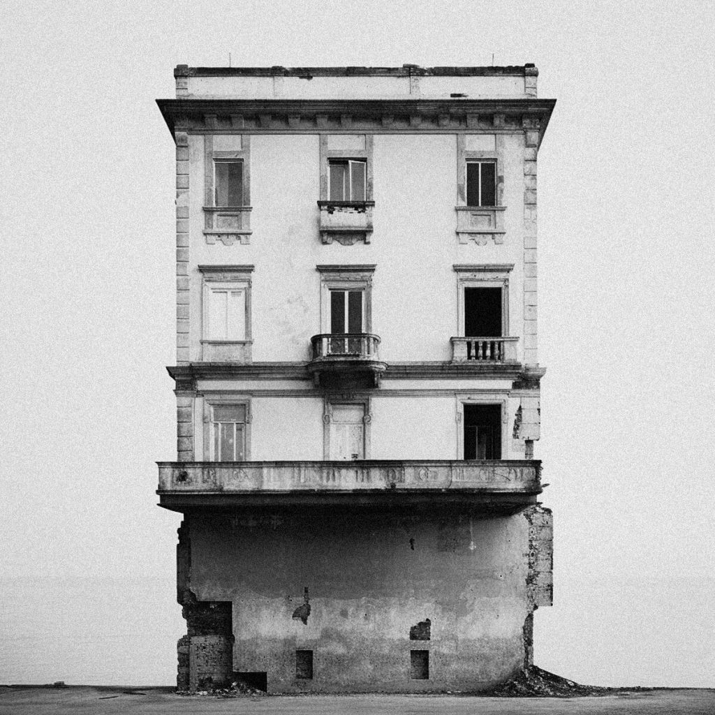 Imagen en blanco y negro de un edificio